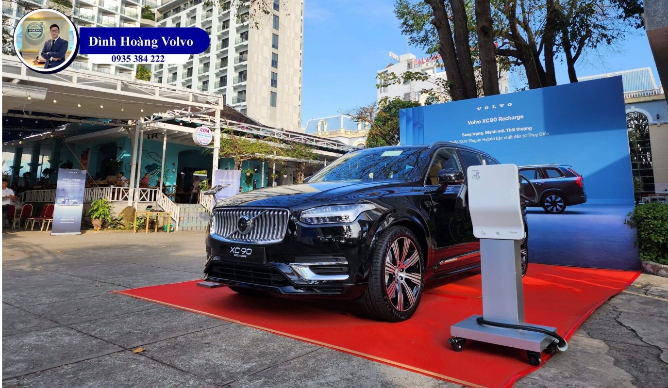 Hình ảnh thực tế chi tiết XC90 T8 Plug-in Hybrid Ultra 2023 Màu Đen Onyx Black nội thất Nâu Maroon và Vàng Amber - Đình Hoàng Volvo