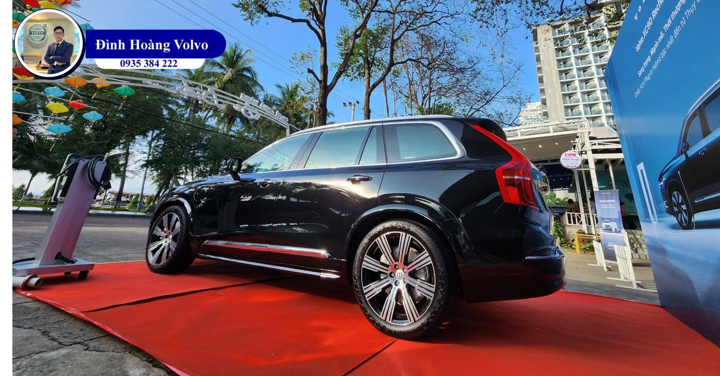 Hình ảnh thực tế chi tiết XC90 T8 Plug-in Hybrid Ultra 2023 Màu Đen Onyx Black nội thất Nâu Maroon và Vàng Amber - Đình Hoàng Volvo