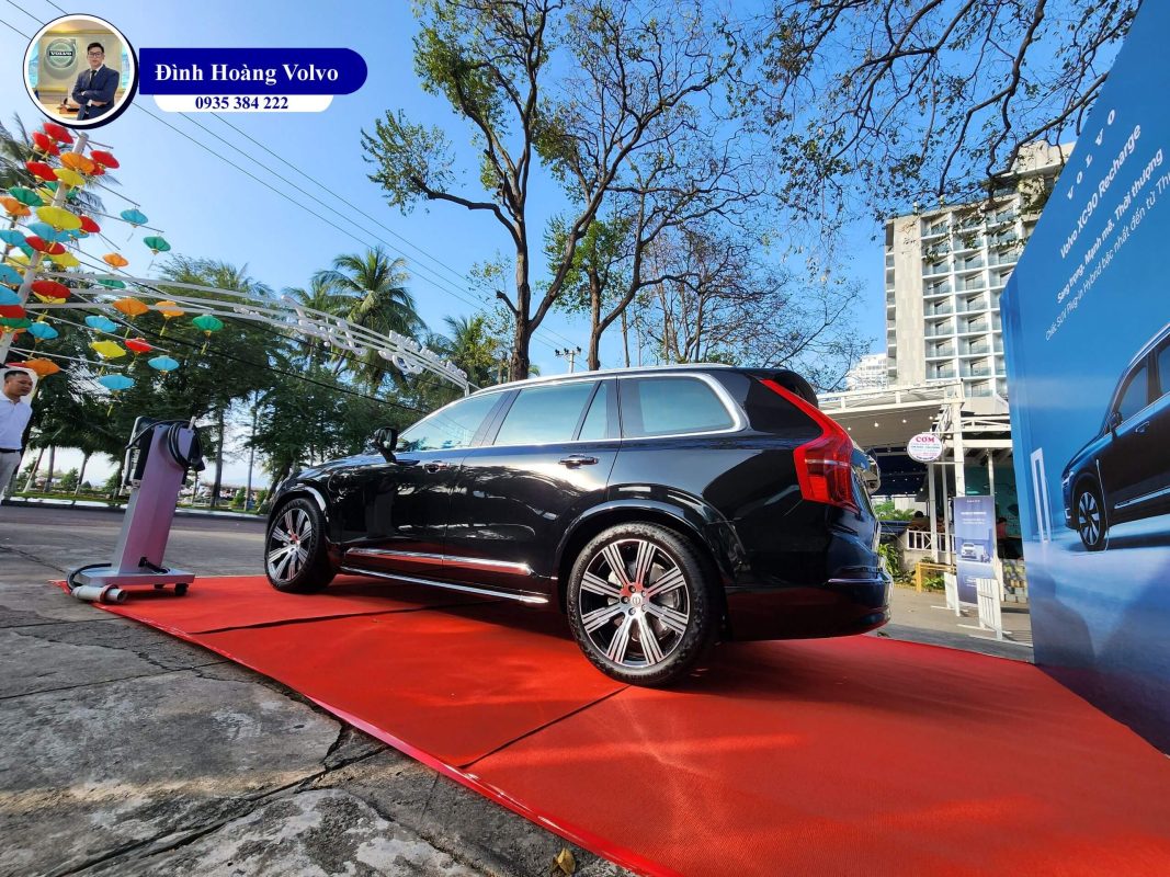 Hình ảnh thực tế chi tiết XC90 T8 Plug-in Hybrid Ultra 2023 Màu Đen Onyx Black nội thất Nâu Maroon và Vàng Amber - Đình Hoàng Volvo