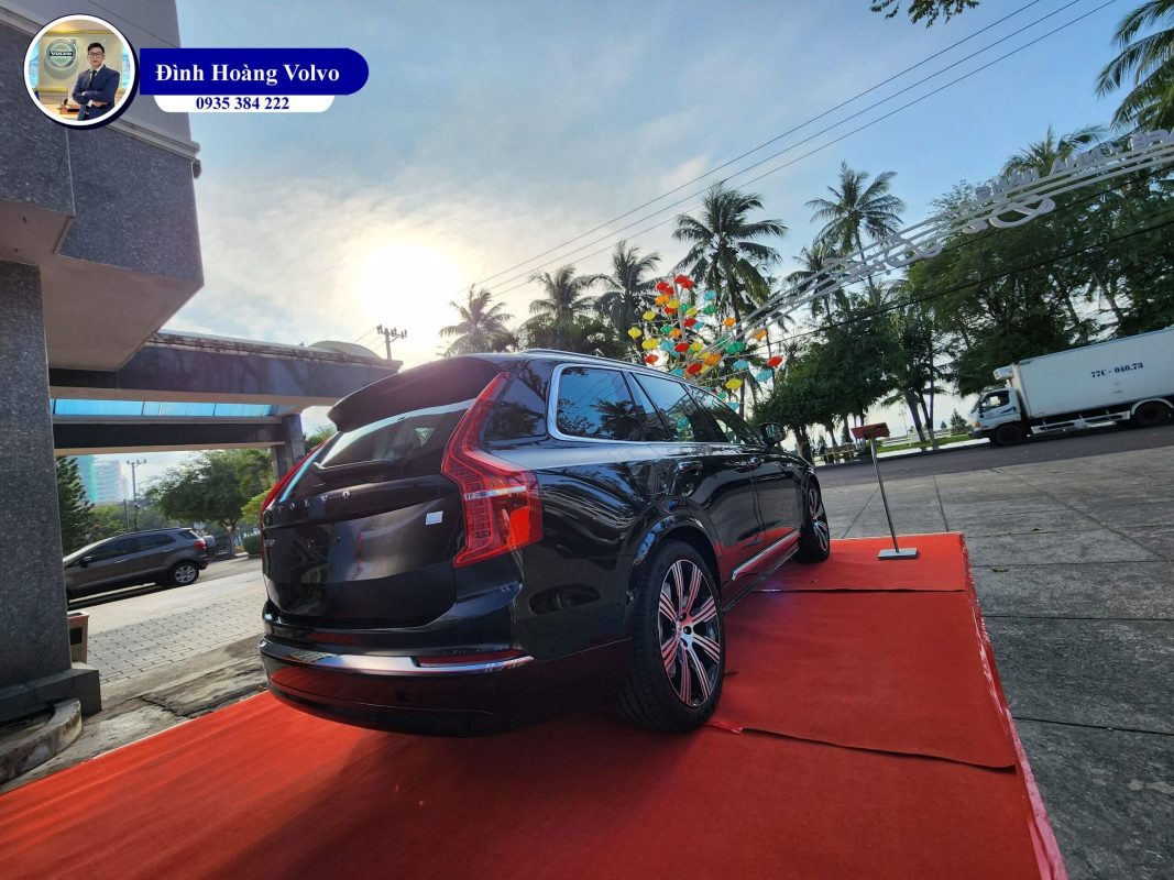 Hình ảnh thực tế chi tiết XC90 T8 Plug-in Hybrid Ultra 2023 Màu Đen Onyx Black nội thất Nâu Maroon và Vàng Amber - Đình Hoàng Volvo