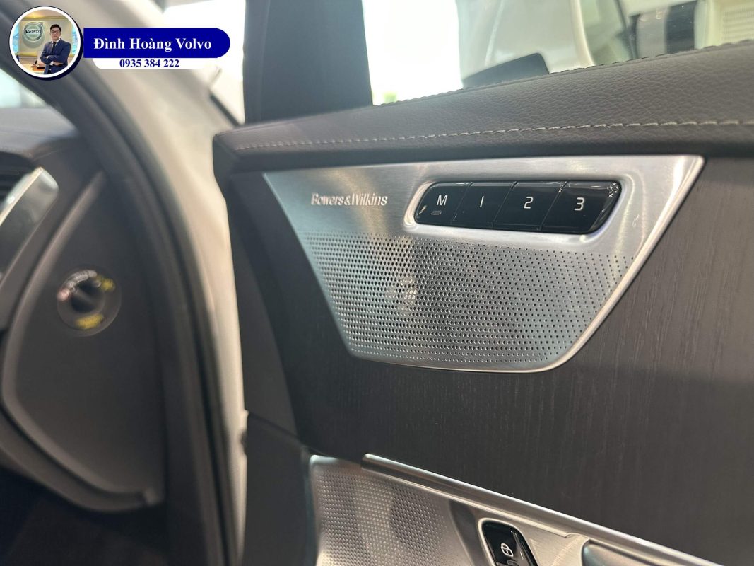 Hình ảnh thực tế chi tiết nội thất Volvo XC90 B6 và T8 Recharge Ultimate 2023 Màu nâu cà phê Maroon - Đình Hoàng Volvo