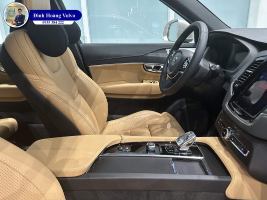 Hình ảnh thực tế chi tiết nội thất Volvo XC90 B6 và T8 Plug-in Hybrid Ultra 2025 Màu Vàng Amber - Đình Hoàng Volvo