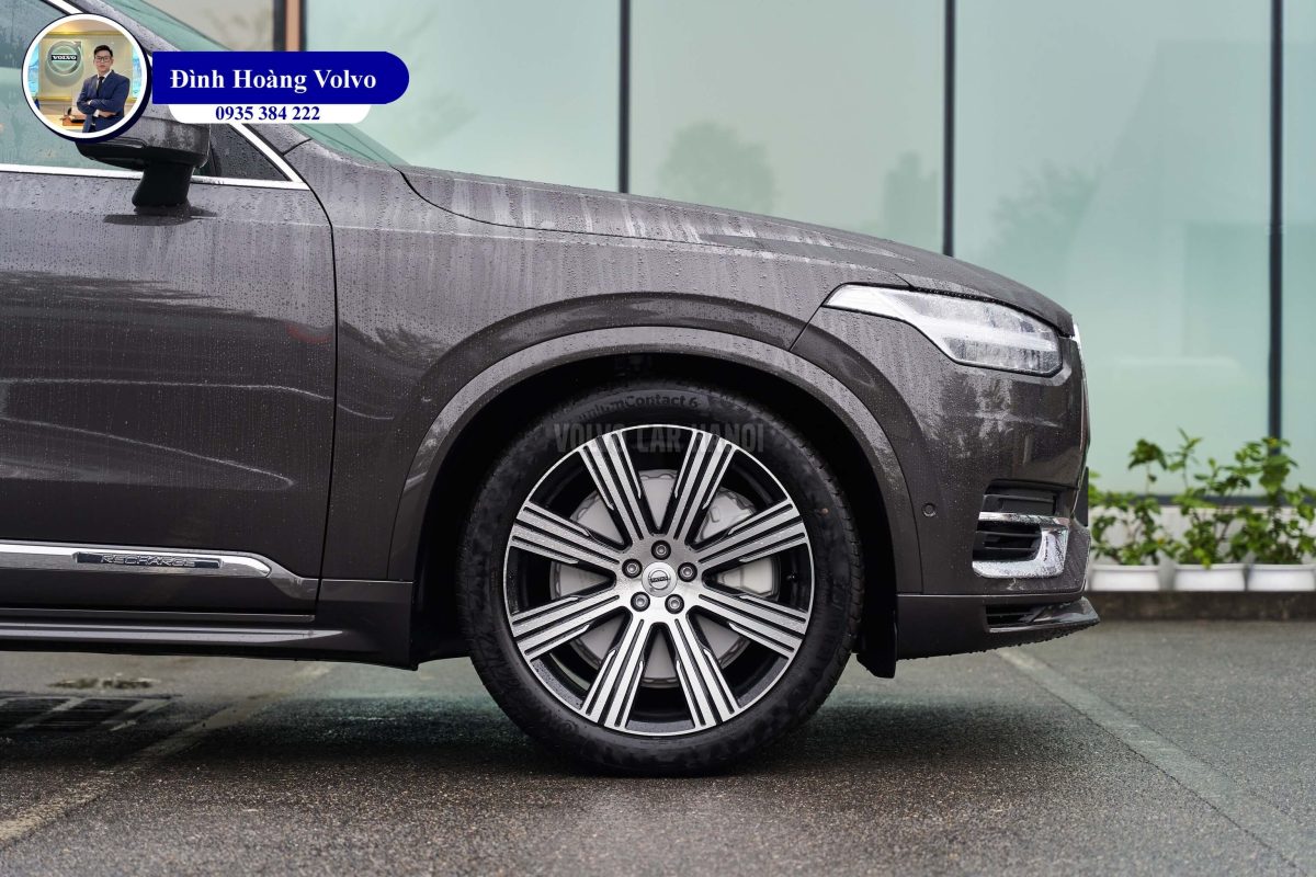 Hình ảnh thực tế chi tiết XC90 T8 Plug-in Hybrid Ultra 2023 Màu Xám Nâu Platinum Grey nội thất Nâu Maroon và Vàng Amber - Đình Hoàng Volvo