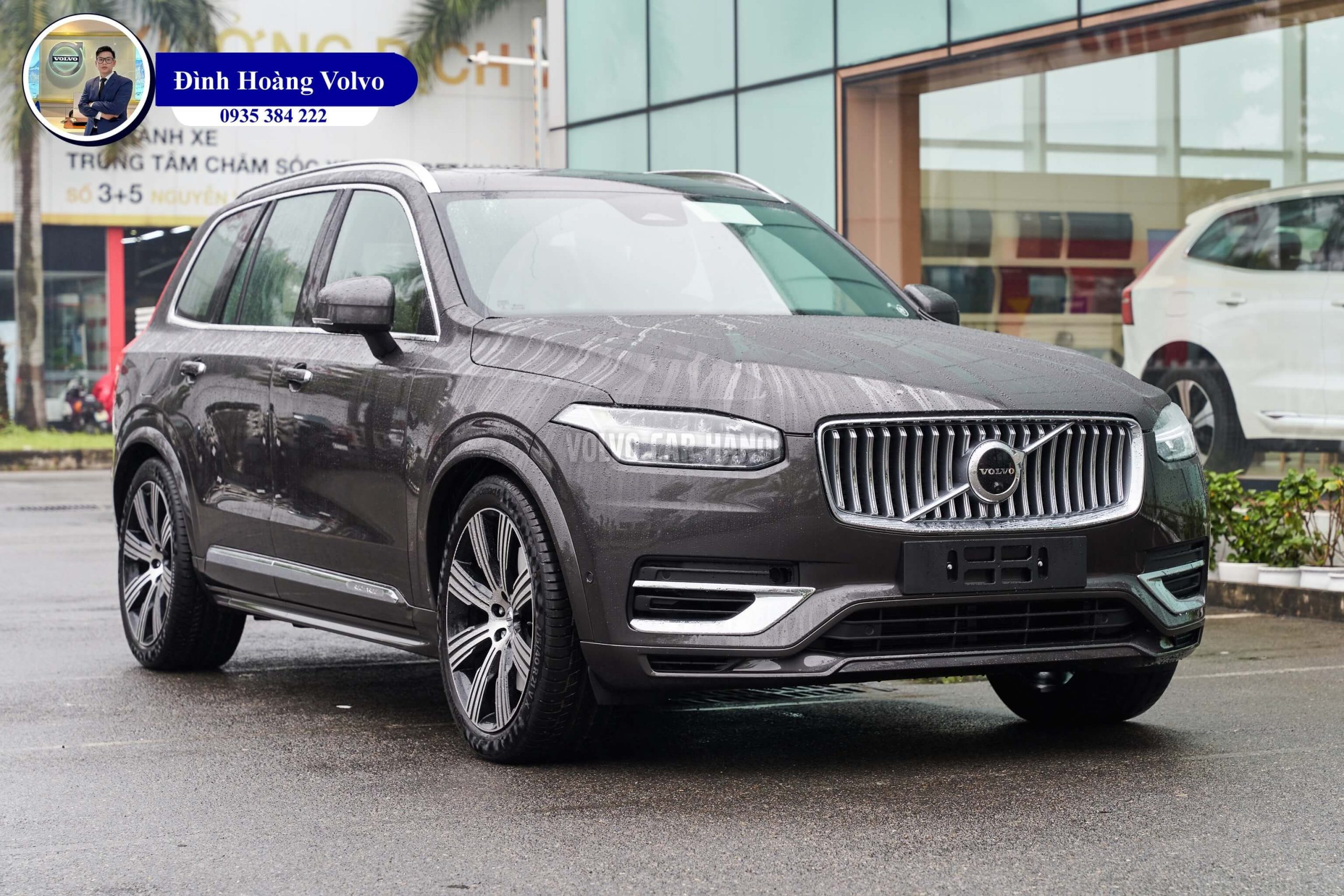 Hình ảnh thực tế chi tiết XC90 T8 Recharge Ultimate 2023 Màu Xám Nâu Platinum Grey nội thất Nâu Maroon và Vàng Amber - Đình Hoàng Volvo