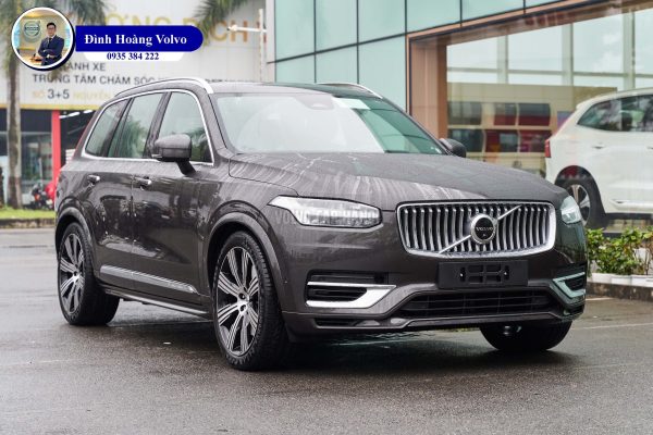Hình ảnh thực tế chi tiết XC90 T8 Recharge Ultimate 2023 Màu Xám Nâu Platinum Grey nội thất Nâu Maroon và Vàng Amber - Đình Hoàng Volvo