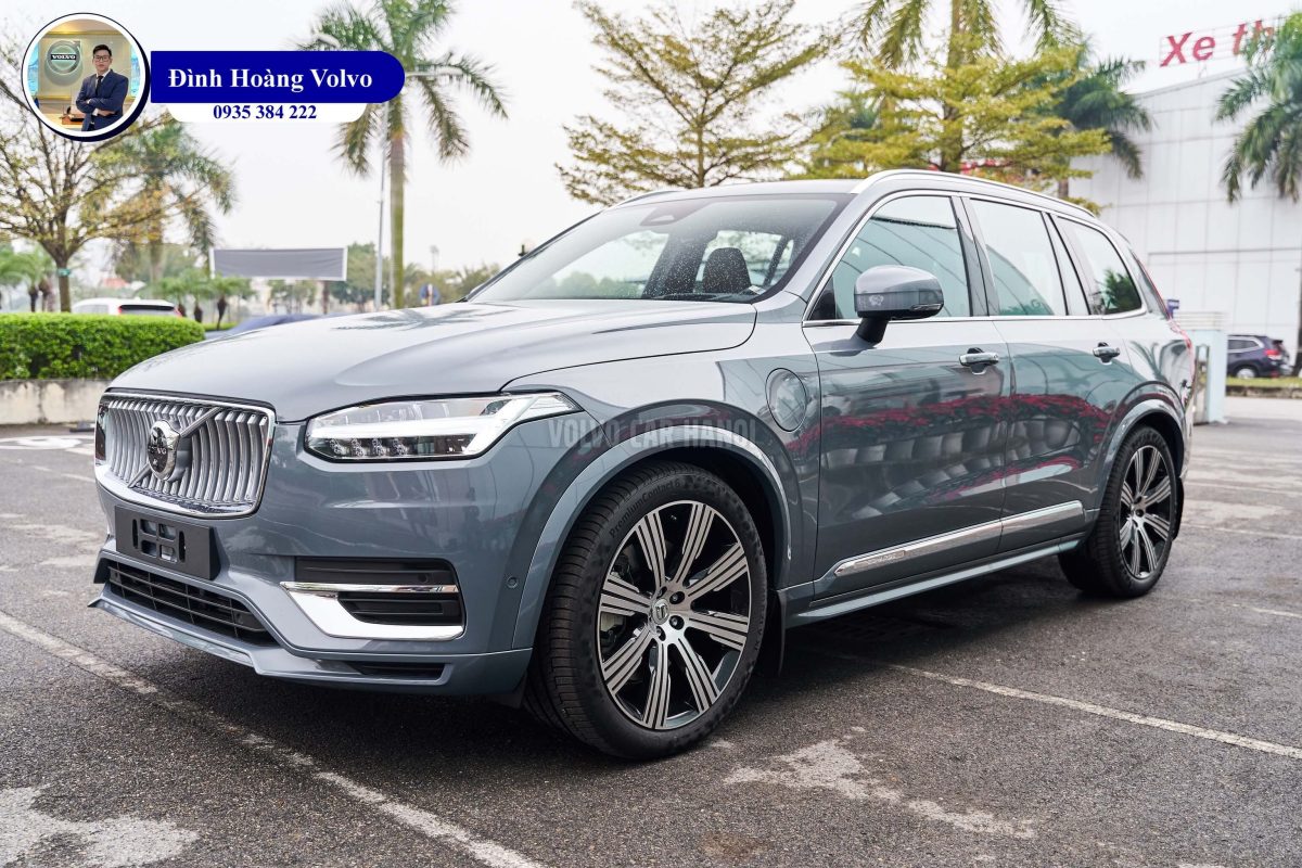 Hình ảnh thực tế chi tiết XC90 T8 Plug-in Hybrid Ultra 2023 Màu Xám Xi Măng Thunder Grey nội thất Nâu Maroon và Vàng Amber - Đình Hoàng Volvo