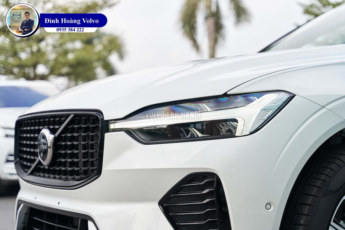 Hình ảnh thực tế chi tiết nội thất Volvo XC60 B6 Ultimate Dark 2023 Màu Trắng Platinium White Nội thất màu Đen Charcoal - Volvo Đà Nẵng