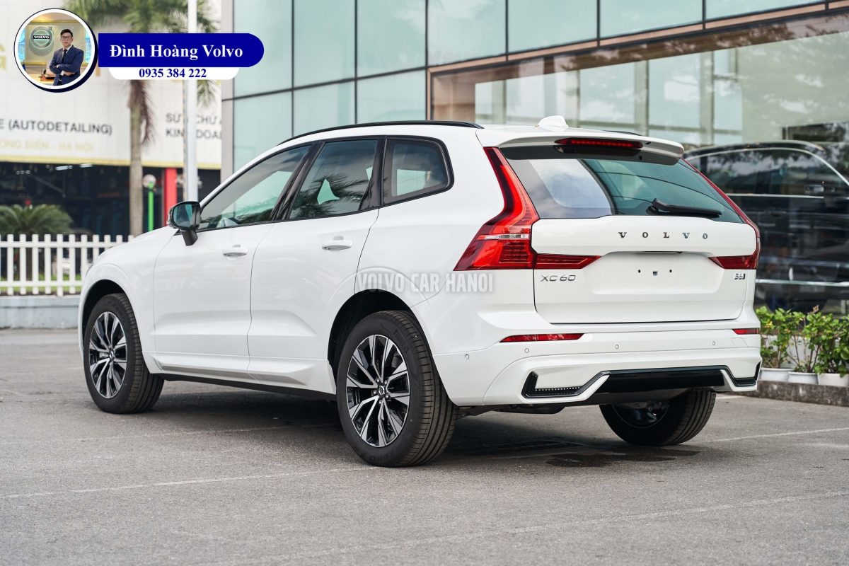 Hình ảnh thực tế chi tiết nội thất Volvo XC60 B6 Ultimate Dark 2023 Màu Trắng Platinium White Nội thất màu Đen Charcoal - Volvo Đà Nẵng