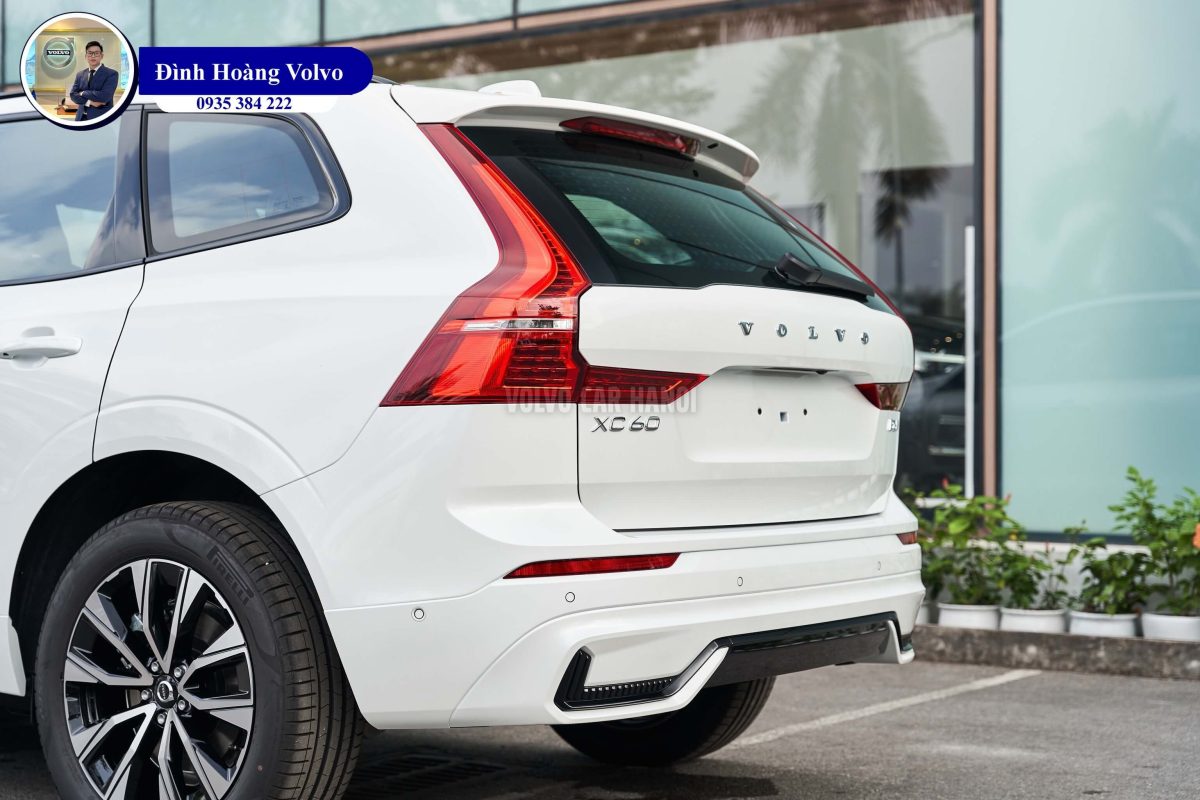 Hình ảnh thực tế chi tiết nội thất Volvo XC60 B6 Ultimate Dark 2023 Màu Trắng Platinium White Nội thất màu Đen Charcoal - Volvo Đà Nẵng