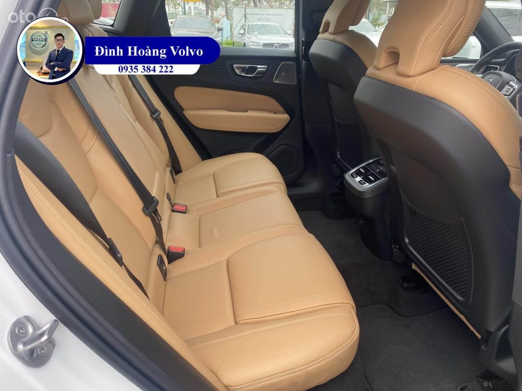Hình ảnh thực tế chi tiết nội thất Volvo XC60 B6 và T8 Recharge Ultimate 2023 Màu Vàng Amber - Đình Hoàng Volvo