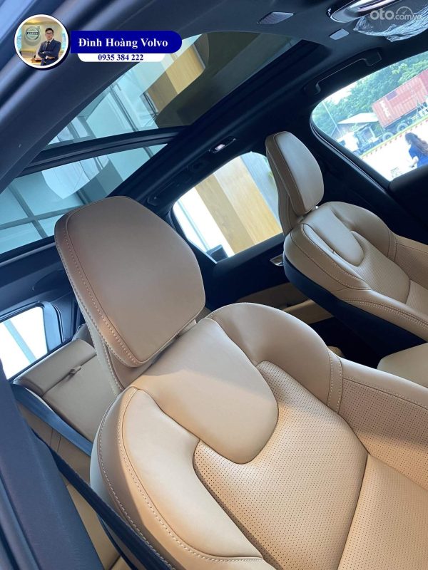 Hình ảnh thực tế chi tiết nội thất Volvo XC60 B6 và T8 Recharge Ultimate 2023 Màu Vàng Amber - Đình Hoàng Volvo