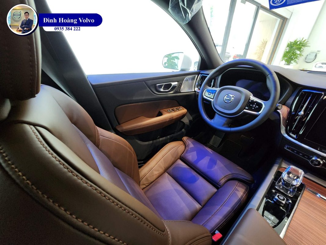 Hình ảnh thực tế chi tiết phần đầu Volvo V60 B5 Ultimate 2023 Màu Trắng Crystal Whit nội thất Nâu Maroon - Đình Hoàng Volvo Đà Nẵng