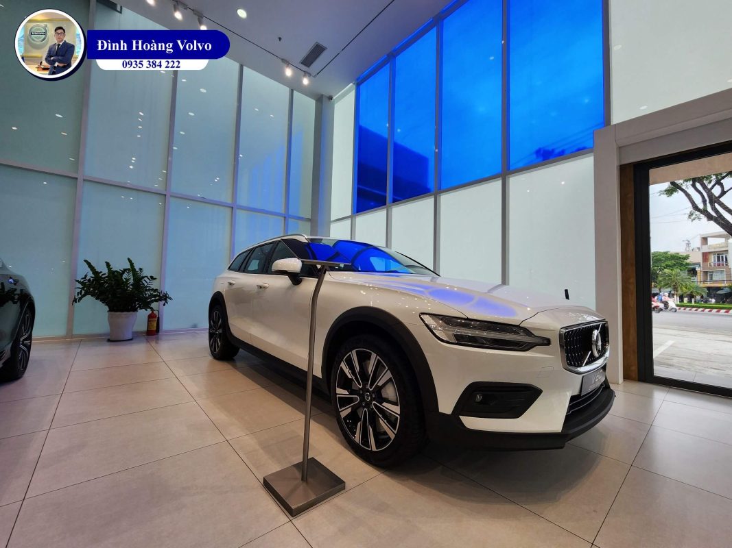 Hình ảnh thực tế chi tiết phần đầu Volvo V60 B5 Ultimate 2023 Màu Trắng Crystal Whit nội thất Nâu Maroon - Đình Hoàng Volvo Đà Nẵng