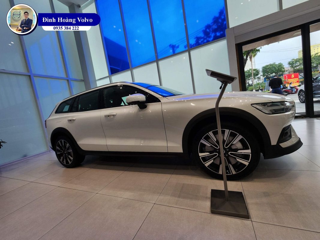 Hình ảnh thực tế chi tiết phần đầu Volvo V60 B5 Ultimate 2023 Màu Trắng Crystal Whit nội thất Nâu Maroon - Đình Hoàng Volvo Đà Nẵng