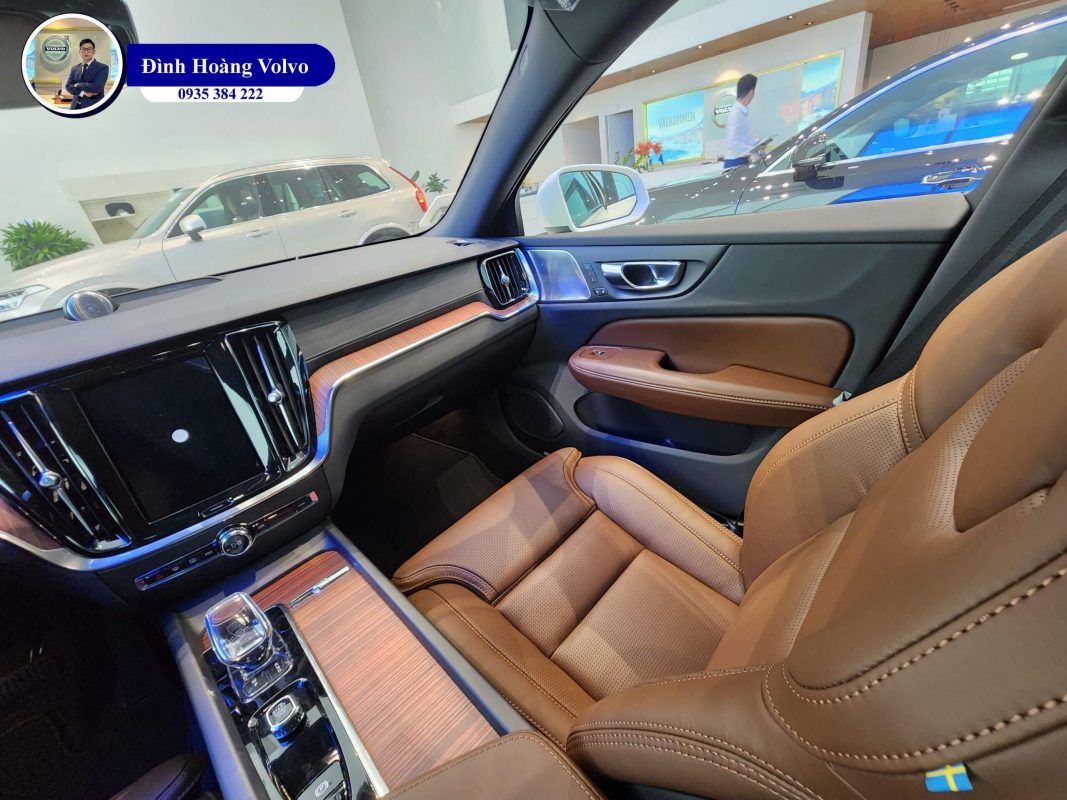 Hình ảnh thực tế chi tiết phần đầu Volvo V60 B5 Ultimate 2023 Màu Trắng Crystal Whit nội thất Nâu Maroon - Đình Hoàng Volvo Đà Nẵng