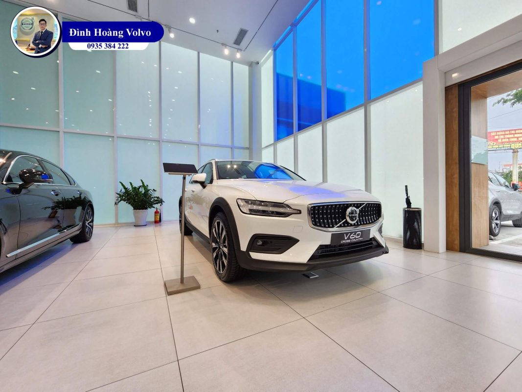 Hình ảnh thực tế chi tiết phần đầu Volvo V60 B5 Ultimate 2023 Màu Trắng Crystal Whit nội thất Nâu Maroon - Đình Hoàng Volvo Đà Nẵng