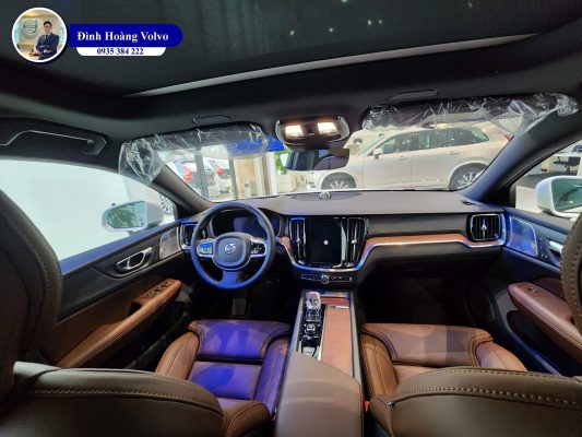 Hình ảnh thực tế chi tiết phần đầu Volvo V60 B5 Ultimate 2023 Màu Trắng Crystal Whit nội thất Nâu Maroon - Đình Hoàng Volvo Đà Nẵng
