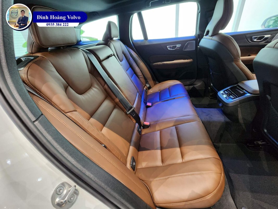 Hình ảnh thực tế chi tiết phần đầu Volvo V60 B5 Ultimate 2023 Màu Trắng Crystal Whit nội thất Nâu Maroon - Đình Hoàng Volvo Đà Nẵng