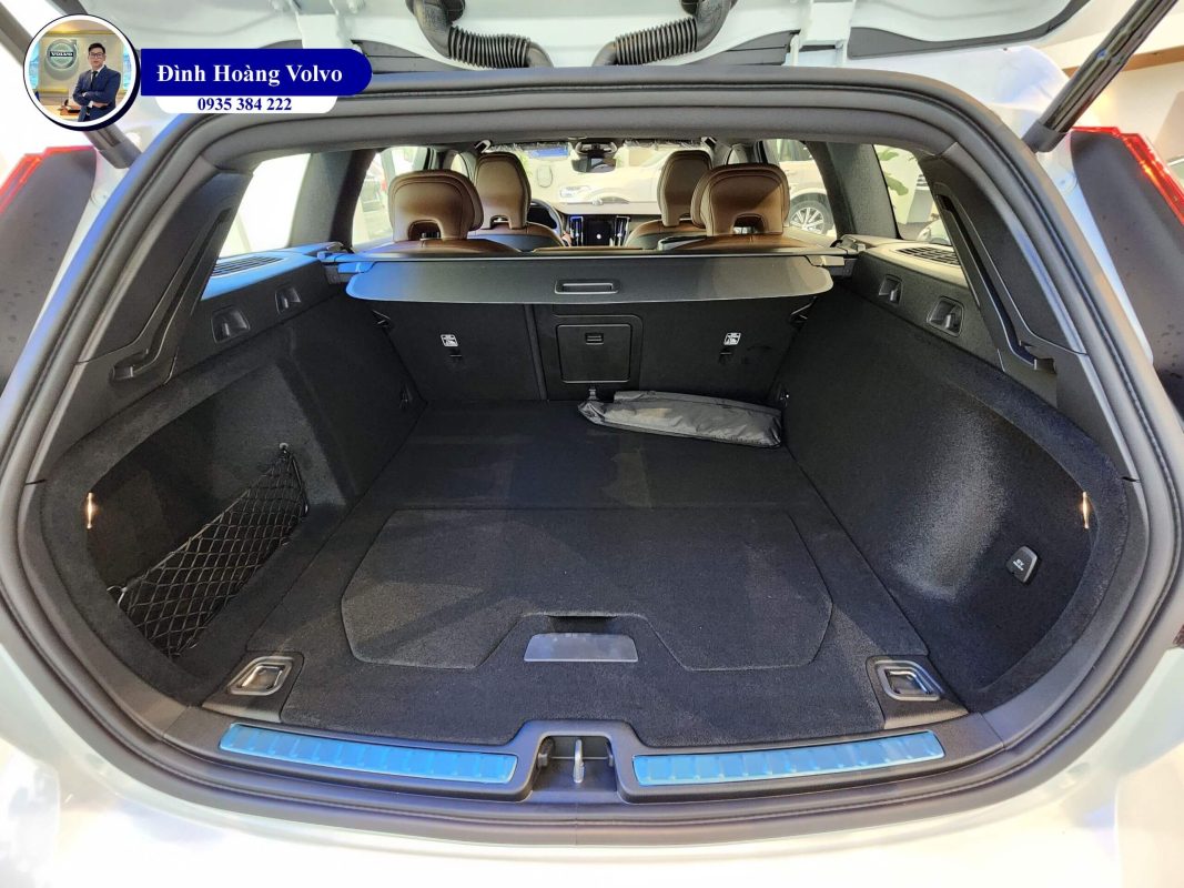Hình ảnh thực tế chi tiết phần đầu Volvo V60 B5 Ultimate 2023 Màu Trắng Crystal Whit nội thất Nâu Maroon - Đình Hoàng Volvo Đà Nẵng