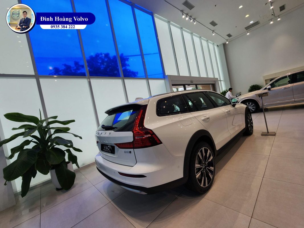 Hình ảnh thực tế chi tiết phần đầu Volvo V60 B5 Ultimate 2023 Màu Trắng Crystal Whit nội thất Nâu Maroon - Đình Hoàng Volvo Đà Nẵng