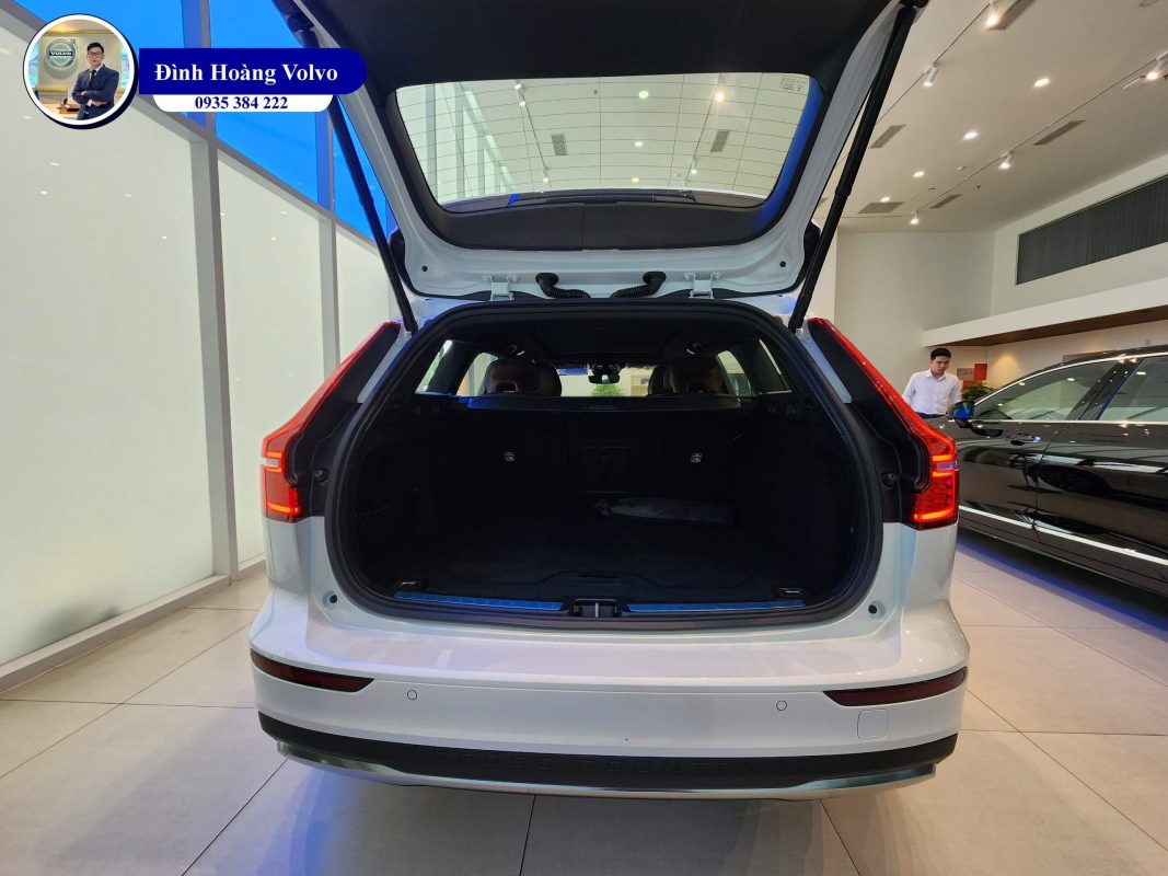 Hình ảnh thực tế chi tiết phần đầu Volvo V60 B5 Ultimate 2023 Màu Trắng Crystal Whit nội thất Nâu Maroon - Đình Hoàng Volvo Đà Nẵng