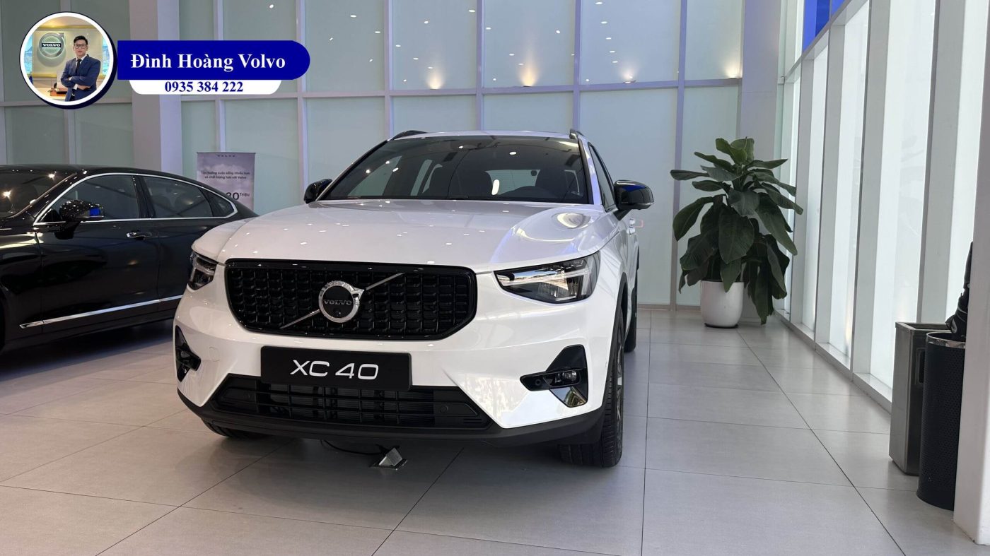 Hình ảnh thực tế chi tiết phần đầu Volvo XC40 B5 Ultimate 2023 Màu Trắng Crystal White nội thất Đen Charcoal Leather tại Đà Nẵng - Đình Hoàng Volvo