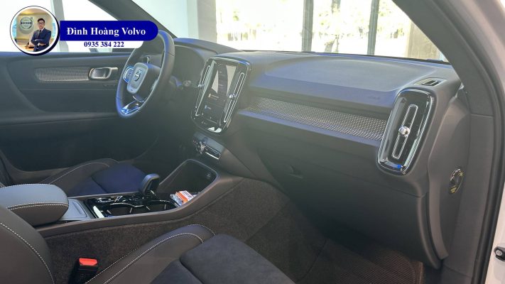 Hình ảnh thực tế chi tiết phần đầu Volvo XC40 B5 Ultimate 2023 Màu Trắng Crystal White nội thất Đen Charcoal Leather tại Đà Nẵng - Đình Hoàng Volvo
