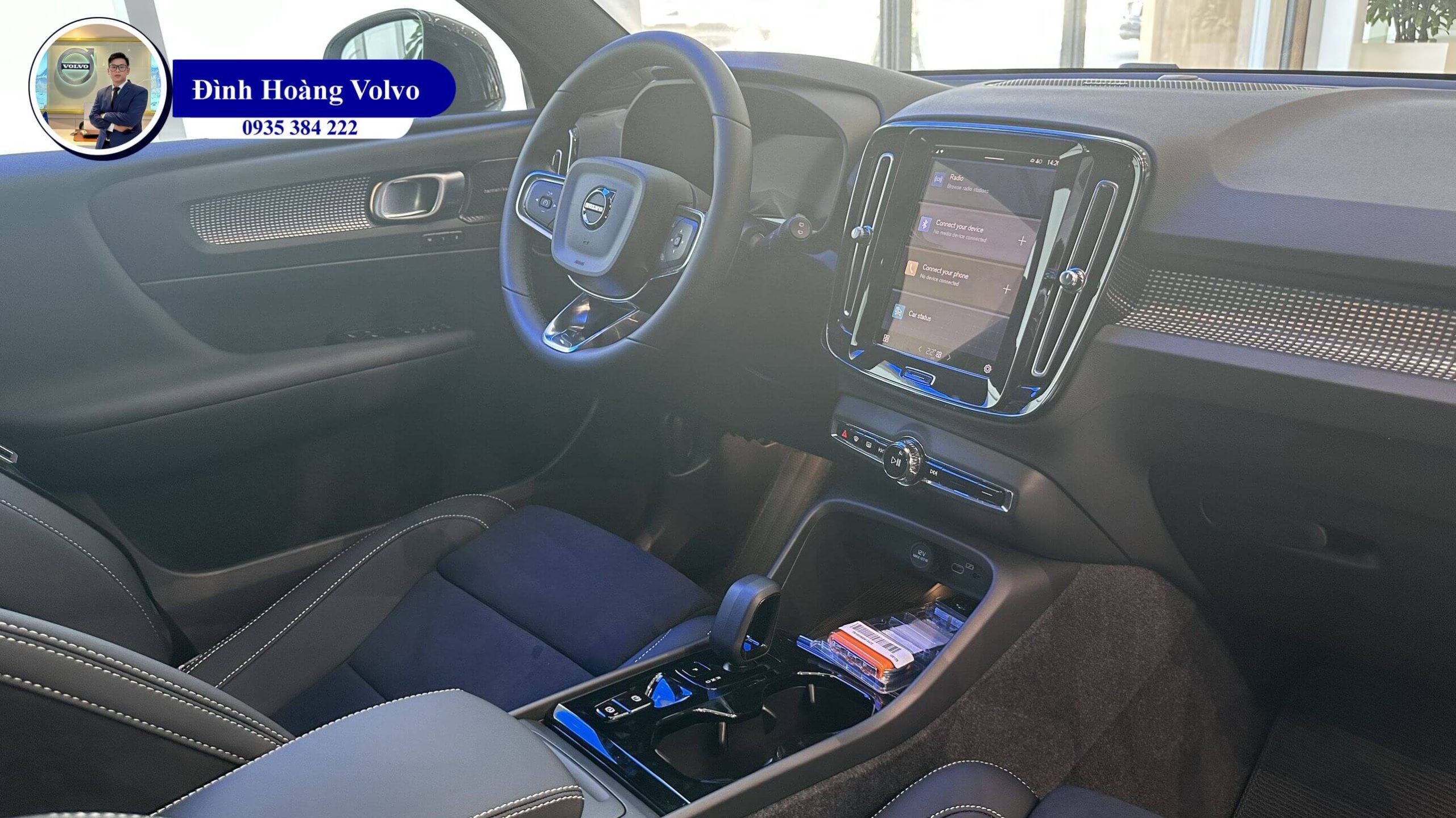 Hình ảnh thực tế chi tiết phần đầu Volvo XC40 B5 Ultimate 2023 Màu Trắng Crystal White nội thất Đen Charcoal Leather tại Đà Nẵng - Đình Hoàng Volvo