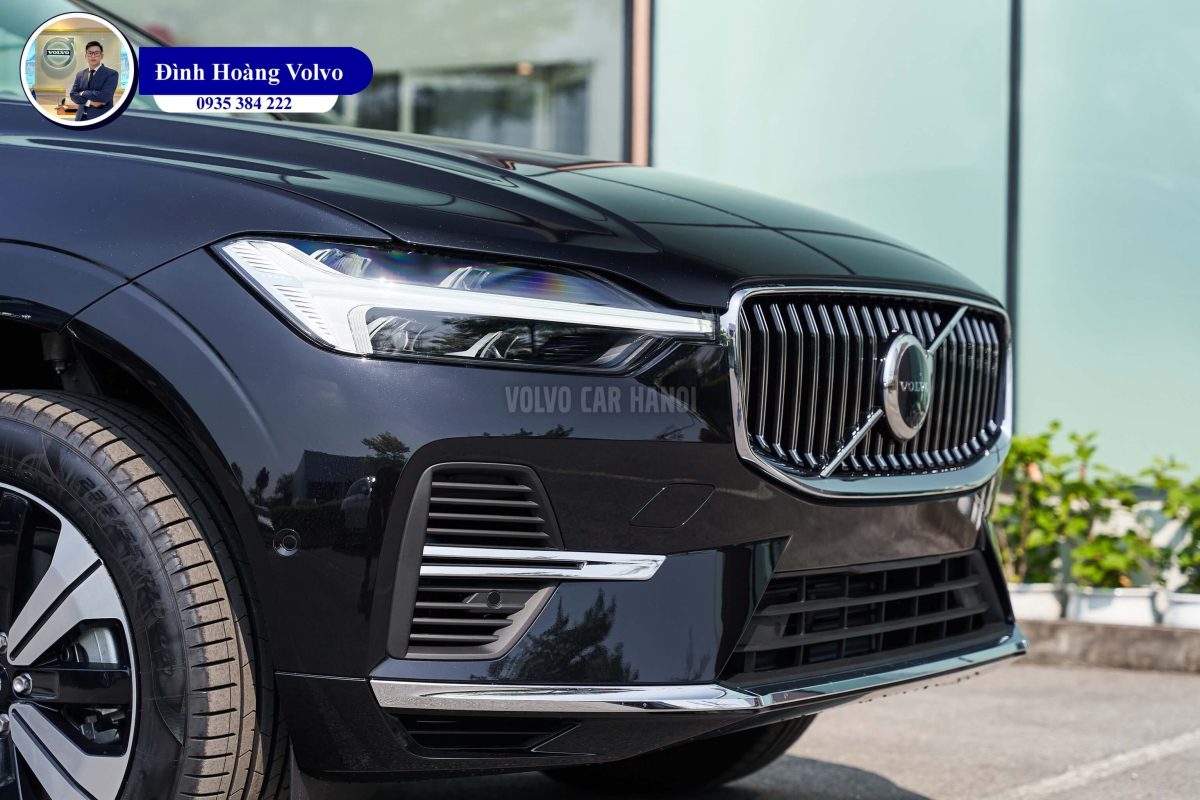 Hình ảnh thực tế chi tiết phần đầu Volvo XC60 T8 Plug-in Hybrid Ultra 2023 Màu Đen Onxy Black Nội thất Nâu Maroon và Vàng Amber - Đình Hoàng Volvo