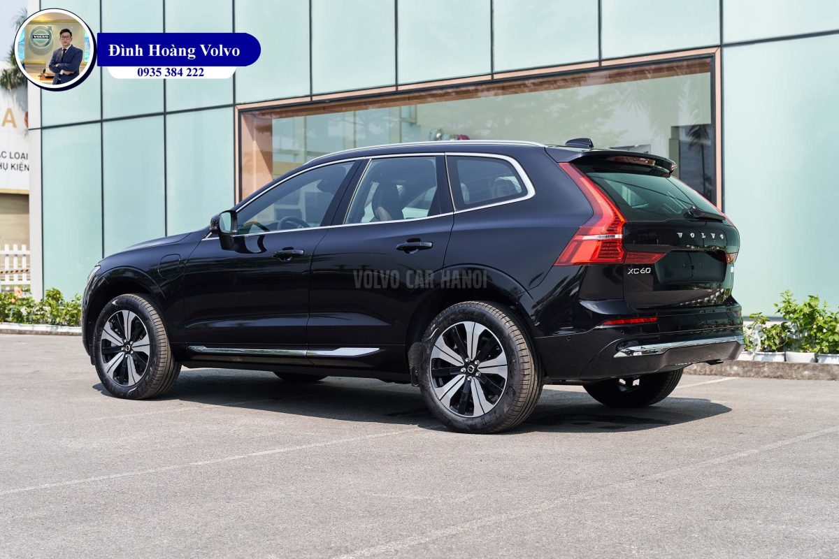 Hình ảnh thực tế chi tiết phần đầu Volvo XC60 T8 Plug-in Hybrid Ultra 2023 Màu Đen Onxy Black Nội thất Nâu Maroon và Vàng Amber - Đình Hoàng Volvo