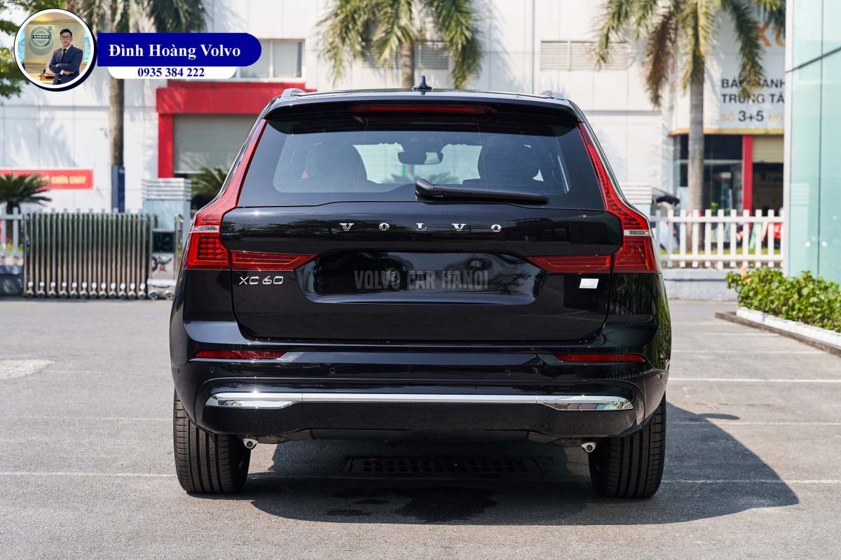 Hình ảnh thực tế chi tiết phần đầu Volvo XC60 T8 Plug-in Hybrid Ultra 2023 Màu Đen Onxy Black Nội thất Nâu Maroon và Vàng Amber - Đình Hoàng Volvo