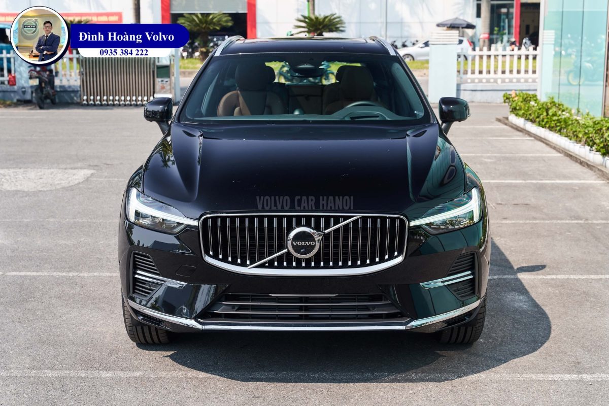 Hình ảnh thực tế chi tiết phần đầu Volvo XC60 T8 Plug-in Hybrid Ultra 2023 Màu Đen Onxy Black Nội thất Nâu Maroon và Vàng Amber - Đình Hoàng Volvo