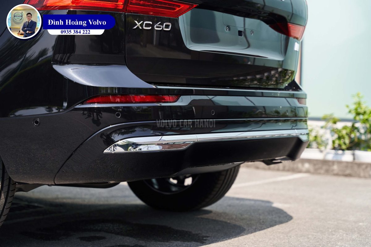 Hình ảnh thực tế chi tiết phần đầu Volvo XC60 T8 Plug-in Hybrid Ultra 2023 Màu Đen Onxy Black Nội thất Nâu Maroon và Vàng Amber - Đình Hoàng Volvo