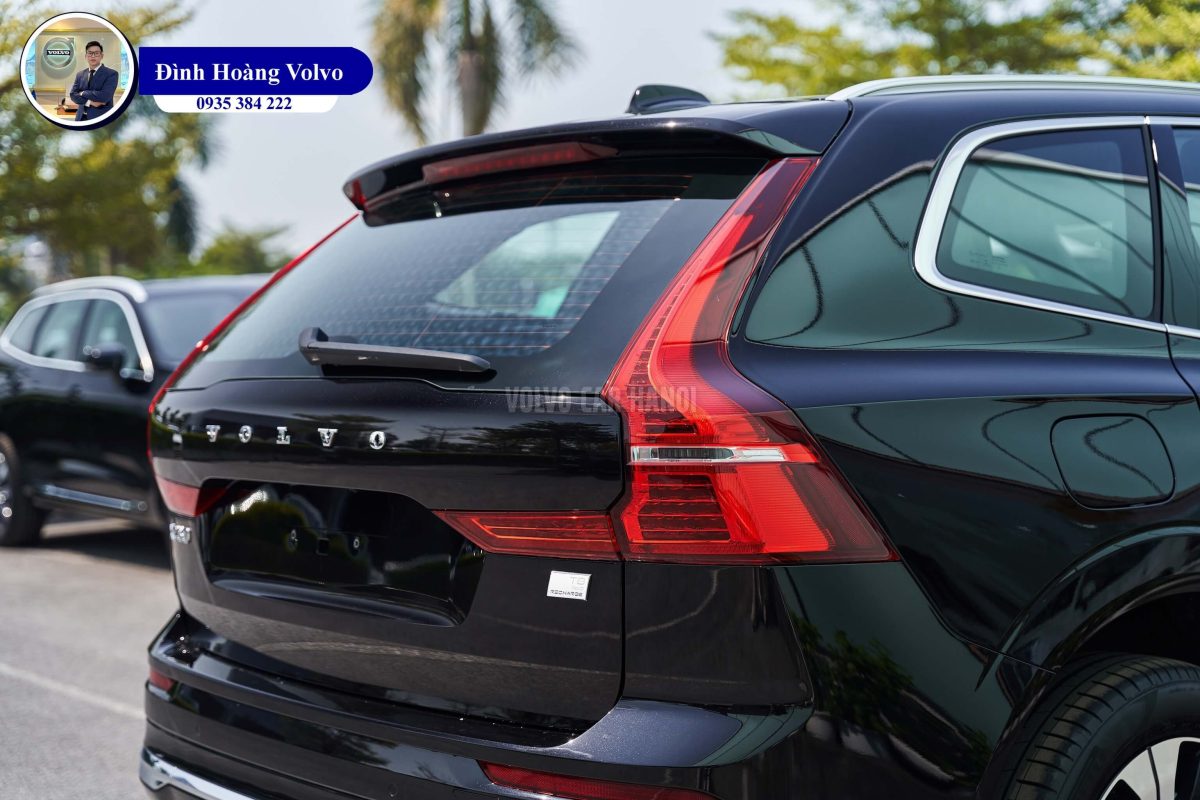 Hình ảnh thực tế chi tiết phần đầu Volvo XC60 T8 Plug-in Hybrid Ultra 2023 Màu Đen Onxy Black Nội thất Nâu Maroon và Vàng Amber - Đình Hoàng Volvo
