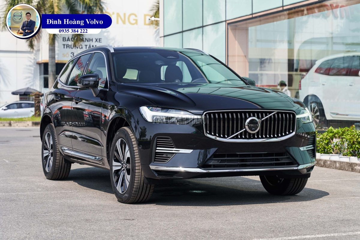 Hình ảnh thực tế chi tiết phần đầu Volvo XC60 T8 Plug-in Hybrid Ultra 2023 Màu Đen Onxy Black Nội thất Nâu Maroon và Vàng Amber - Đình Hoàng Volvo