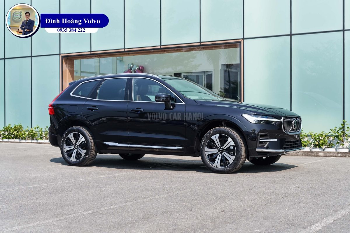 Hình ảnh thực tế chi tiết phần đầu Volvo XC60 T8 Plug-in Hybrid Ultra 2023 Màu Đen Onxy Black Nội thất Nâu Maroon và Vàng Amber - Đình Hoàng Volvo