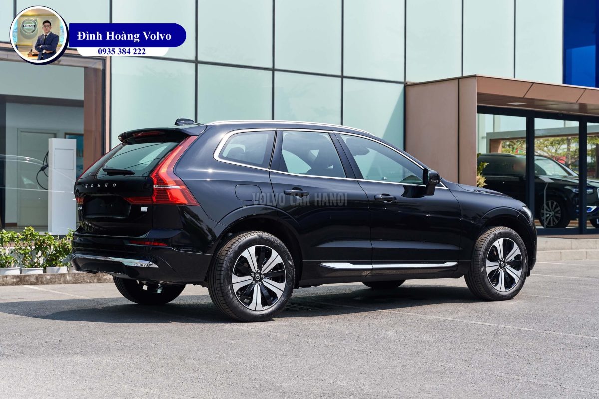 Hình ảnh thực tế chi tiết phần đầu Volvo XC60 T8 Plug-in Hybrid Ultra 2023 Màu Đen Onxy Black Nội thất Nâu Maroon và Vàng Amber - Đình Hoàng Volvo