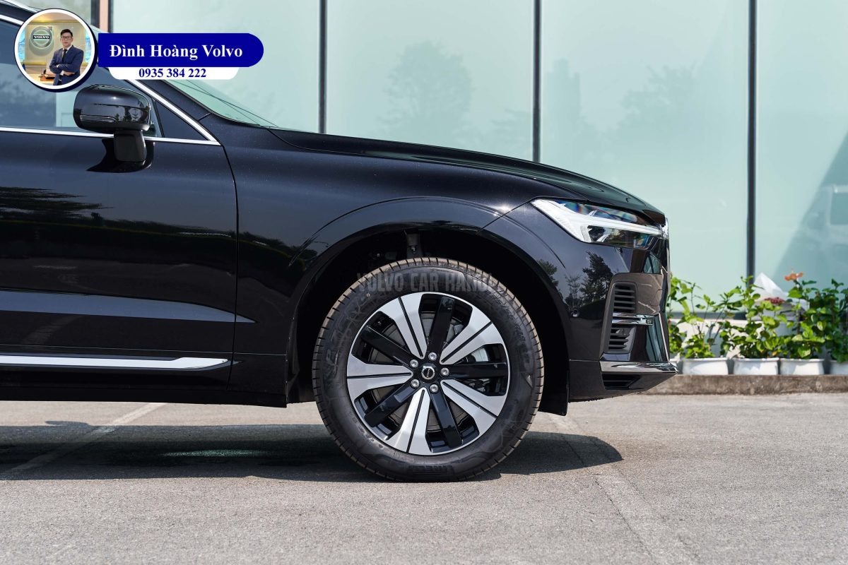 Hình ảnh thực tế chi tiết phần đầu Volvo XC60 T8 Plug-in Hybrid Ultra 2023 Màu Đen Onxy Black Nội thất Nâu Maroon và Vàng Amber - Đình Hoàng Volvo