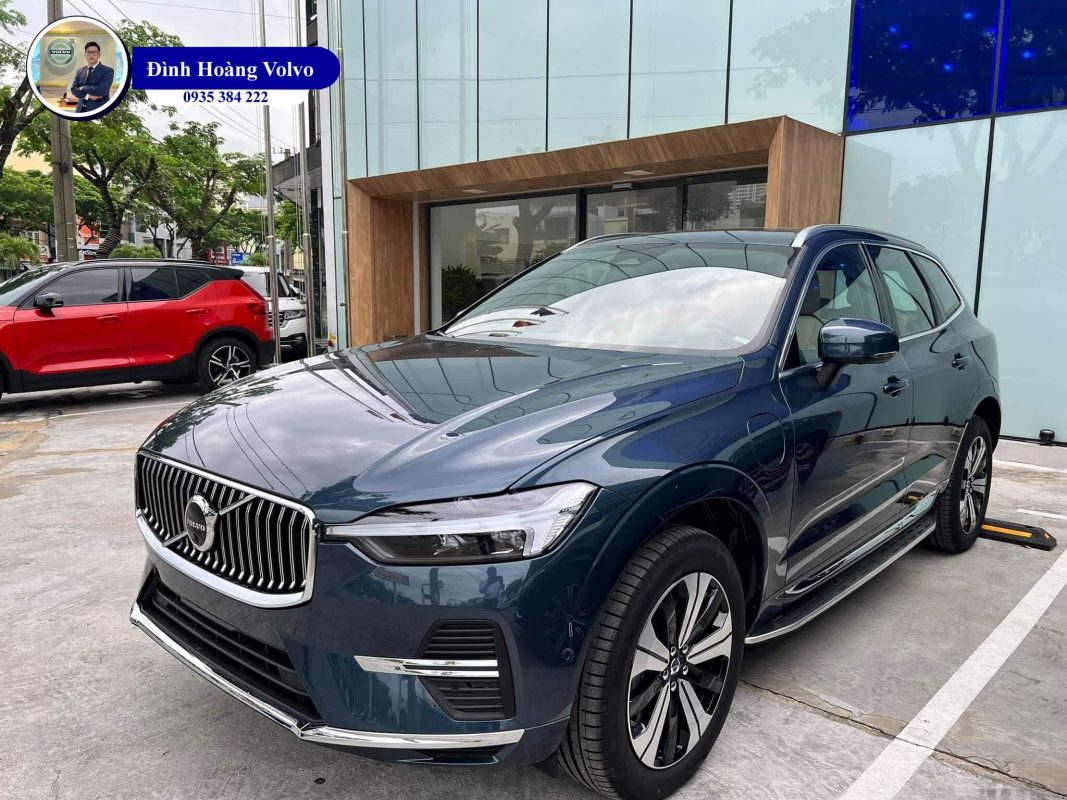 Hình ảnh thực tế chi tiết phần đầu Volvo XC60 T8 Ultimate Recharge 2023 Màu Xanh Denim Blue Nội thất Nâu Maroon và Vàng Amber - Đình Hoàng Volvo