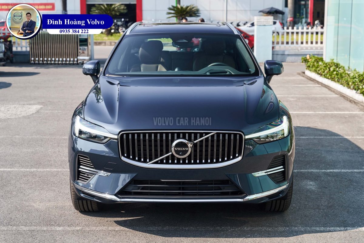 Hình ảnh thực tế chi tiết phần đầu Volvo XC60 T8 Ultra Plug-in Hybrid 2023 Màu Xanh Denim Blue Nội thất Nâu Maroon và Vàng Amber - Đình Hoàng Volvo