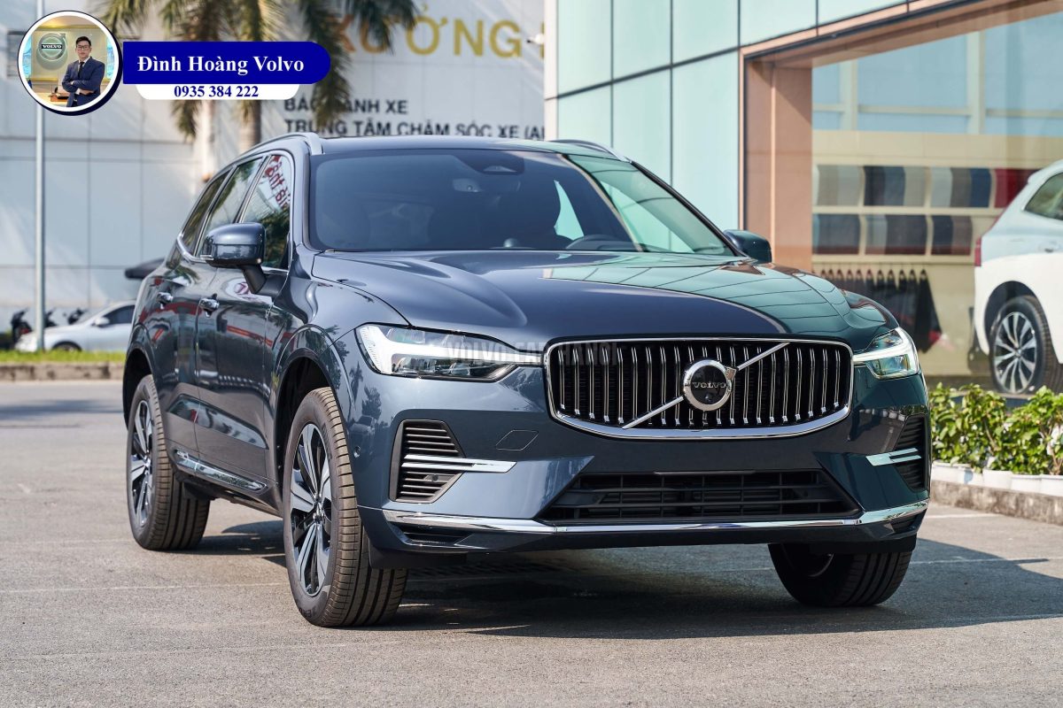 Hình ảnh thực tế chi tiết phần đầu Volvo XC60 T8 Ultra Plug-in Hybrid 2023 Màu Xanh Denim Blue Nội thất Nâu Maroon và Vàng Amber - Đình Hoàng Volvo