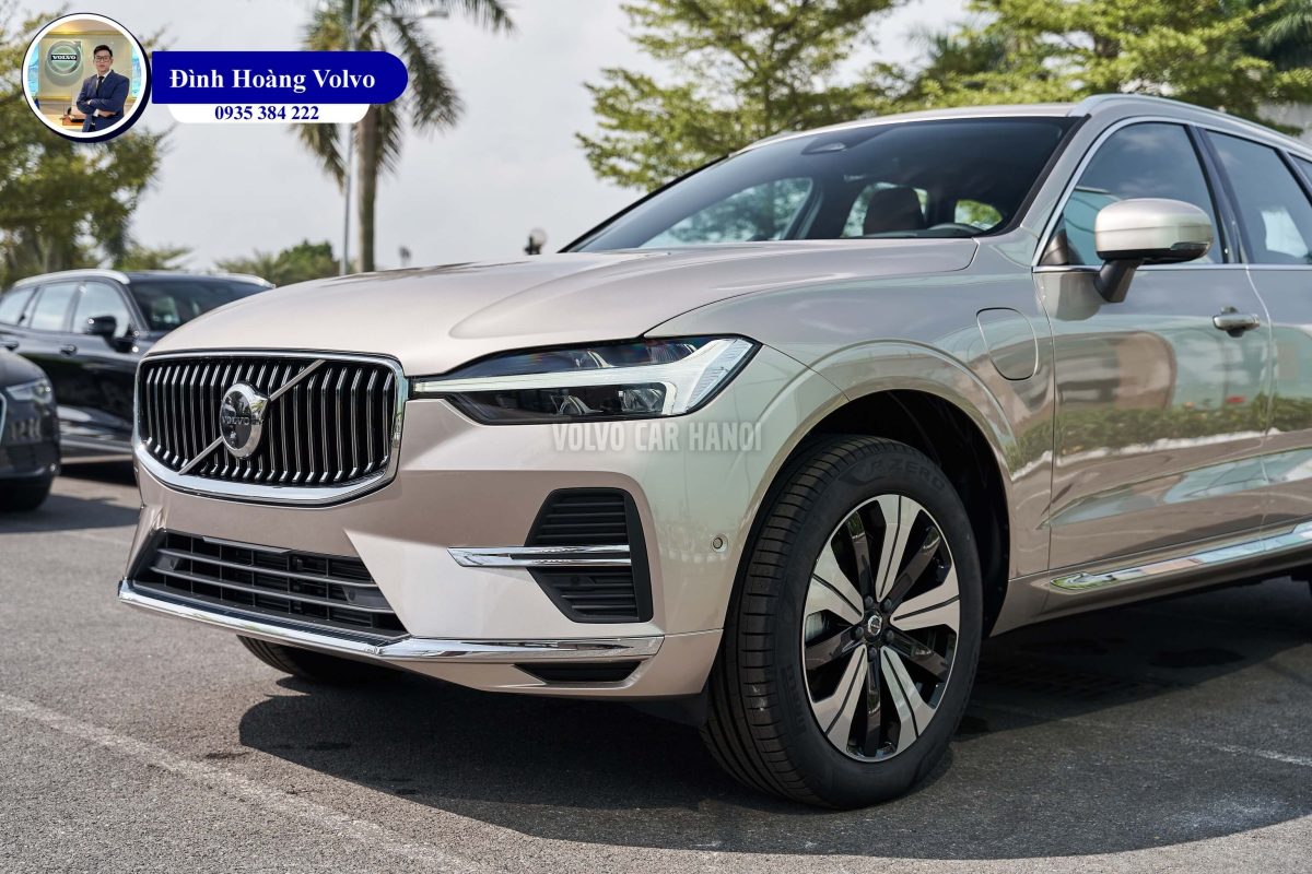 Hình ảnh thực tế chi tiết phần thân Volvo XC60 T8 Plug-in Hybrid Ultra 2023 Màu Vàng đồng Bright Dusk nội thất Nâu Maroon và Vàng Amber - Đình Hoàng Volvo