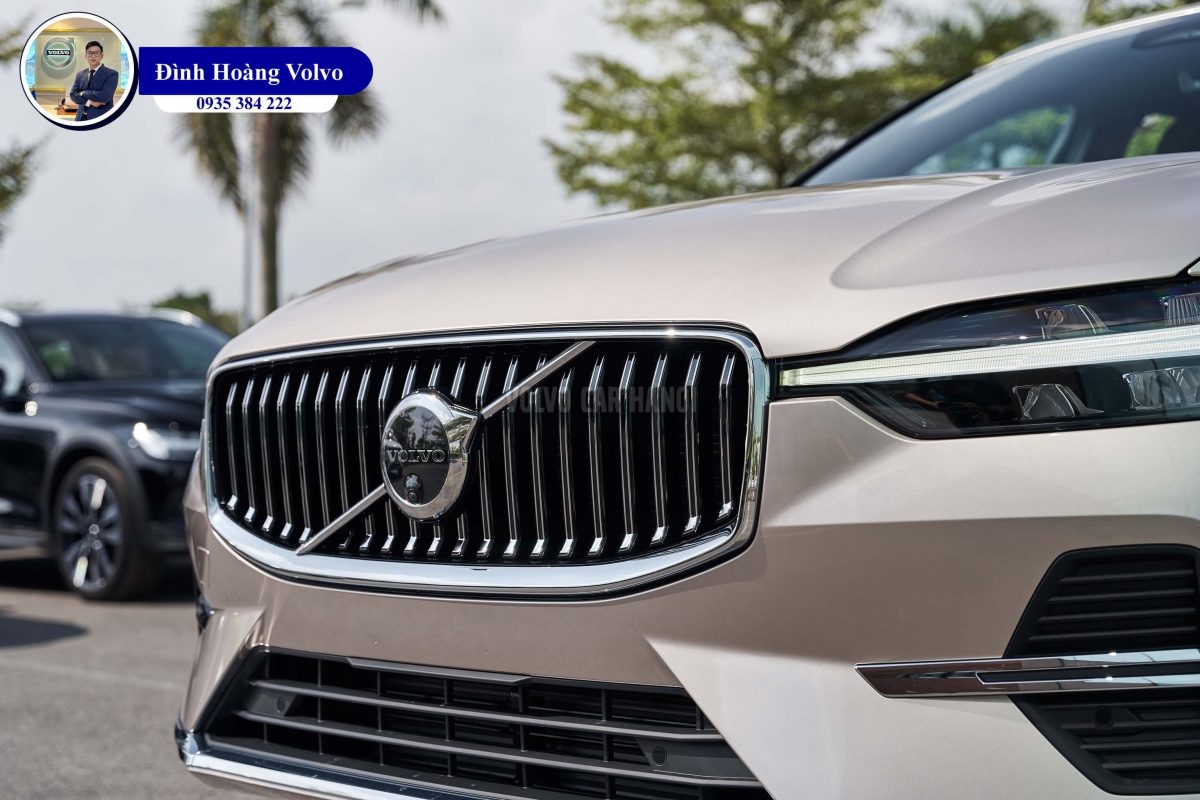 Hình ảnh thực tế chi tiết phần thân Volvo XC60 T8 Plug-in Hybrid Ultra 2023 Màu Vàng đồng Bright Dusk nội thất Nâu Maroon và Vàng Amber - Đình Hoàng Volvo