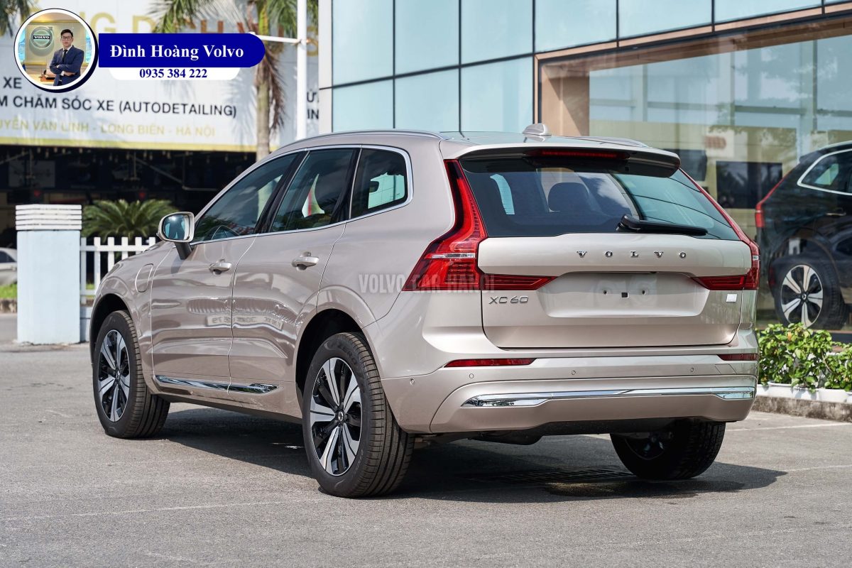 Hình ảnh thực tế chi tiết phần thân Volvo XC60 T8 Plug-in Hybrid Ultra 2023 Màu Vàng đồng Bright Dusk nội thất Nâu Maroon và Vàng Amber - Đình Hoàng Volvo