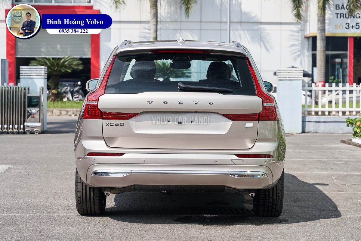 Hình ảnh thực tế chi tiết phần thân Volvo XC60 T8 Plug-in Hybrid Ultra 2023 Màu Vàng đồng Bright Dusk nội thất Nâu Maroon và Vàng Amber - Đình Hoàng Volvo