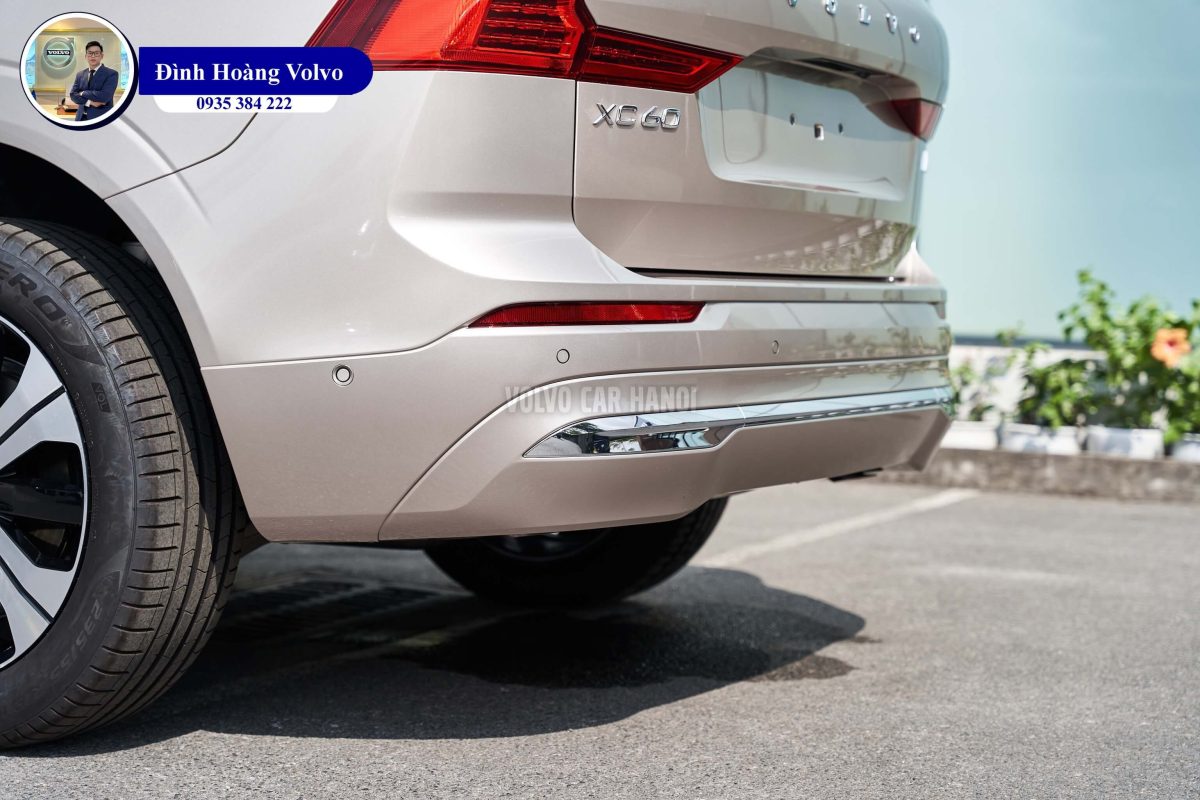 Hình ảnh thực tế chi tiết phần thân Volvo XC60 T8 Plug-in Hybrid Ultra 2023 Màu Vàng đồng Bright Dusk nội thất Nâu Maroon và Vàng Amber - Đình Hoàng Volvo