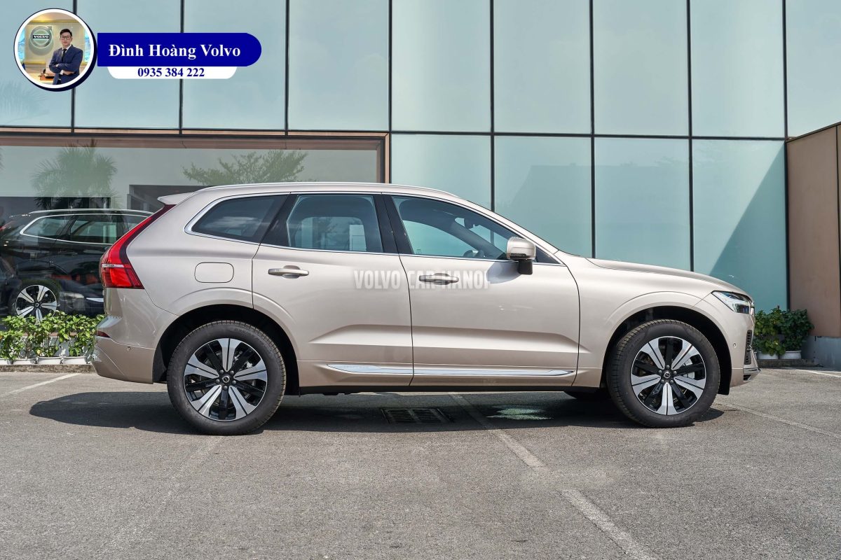 Hình ảnh thực tế chi tiết phần thân Volvo XC60 T8 Plug-in Hybrid Ultra 2023 Màu Vàng đồng Bright Dusk nội thất Nâu Maroon và Vàng Amber - Đình Hoàng Volvo