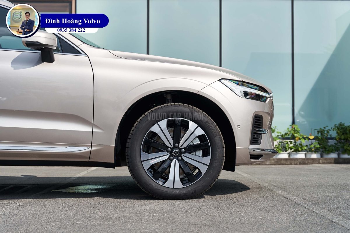 Hình ảnh thực tế chi tiết phần thân Volvo XC60 T8 Plug-in Hybrid Ultra 2023 Màu Vàng đồng Bright Dusk nội thất Nâu Maroon và Vàng Amber - Đình Hoàng Volvo