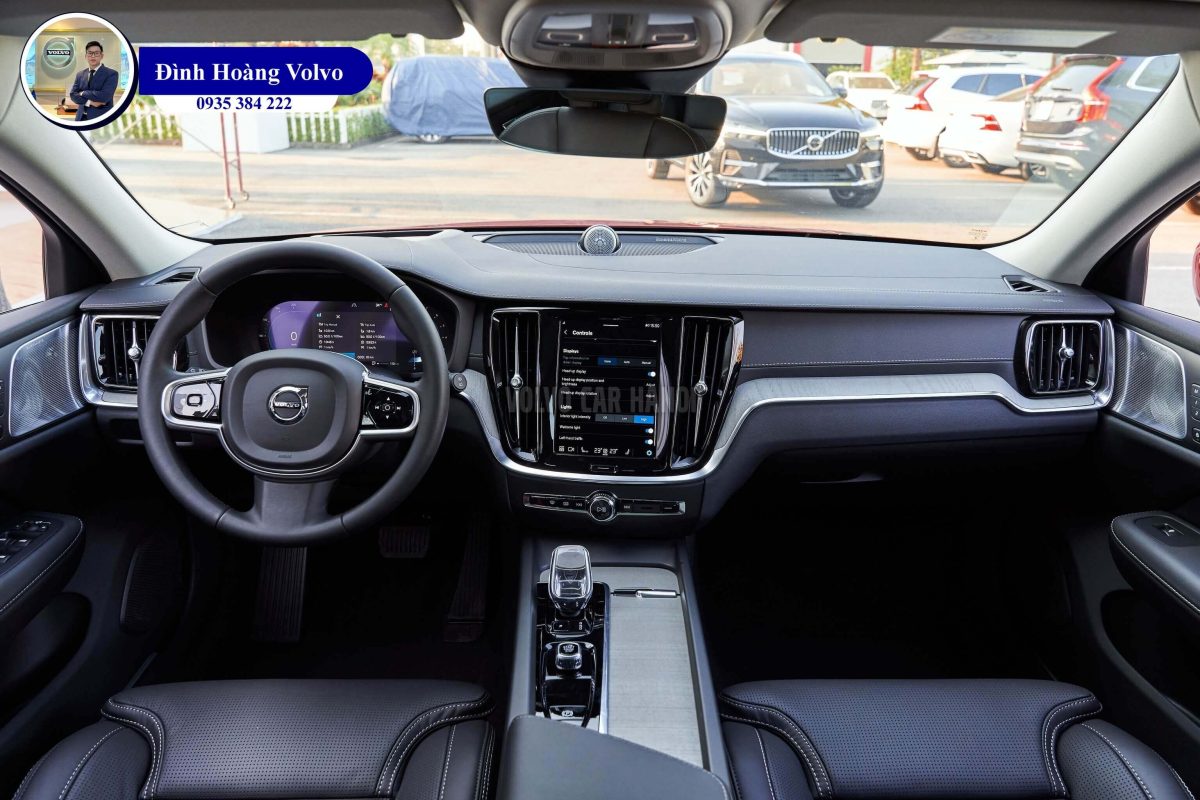 Hình ảnh thực tế chi tiết Volvo V60 B5 Ultimate 2023 Màu Đen Onyx Black nội thất Nâu Maroon và Đen Charcoal - Đình Hoàng Vovo