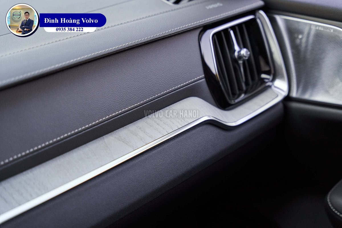 Hình ảnh thực tế chi tiết Volvo V60 B5 Ultimate 2023 Màu Đen Onyx Black nội thất Nâu Maroon và Đen Charcoal - Đình Hoàng Vovo